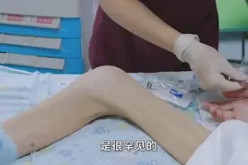 15岁少女为爱减肥只剩48斤，连续50天只喝水，妈妈含泪拔她氧气管图片