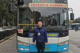 邵阳85后公交司机：用视频传递温暖 用方向盘诠释热爱图片