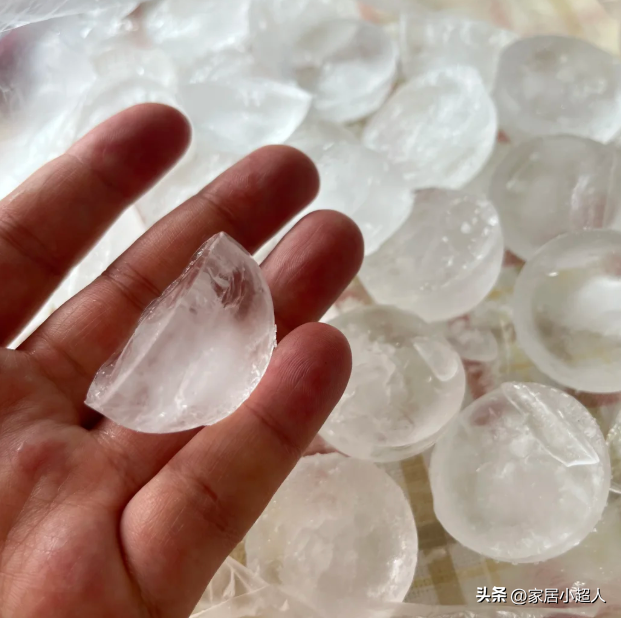 冻冰块，用啥模具啊！老妈分享7个自制冰块妙招，0成本搞定，真牛