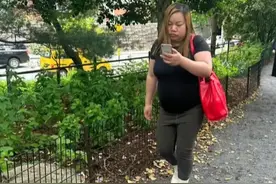 39岁凤姐逛公园，胳膊和腿一样粗，体重150穿冬季靴子图片