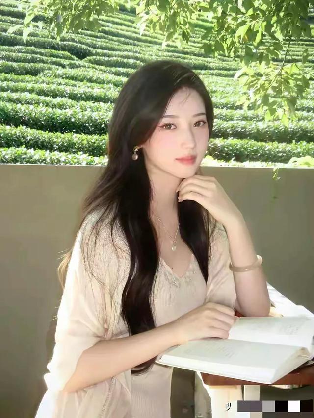 江西一校花好漂亮， 身高169cm，体重50kg 美的让人移不开眼