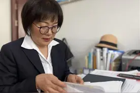 55岁高级女教师：该退休时没退休，如今在校像“做贼”，后悔不已图片
