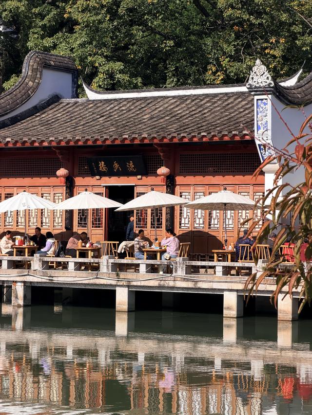 红了大片的乌桕，竟藏于一座园林之中，且被唤作 “福州小西湖”