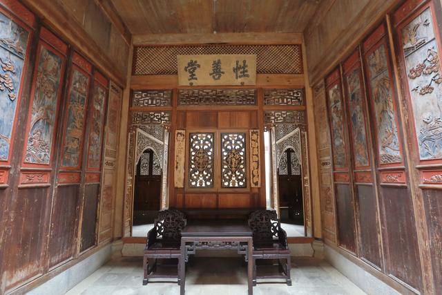 安徽歙县有一座徽商大宅院，雕梁画栋尽显风华，是徽州文化的圣殿