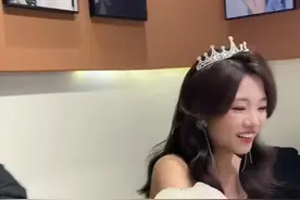 解清帅一家拍写真，解妈妈嫌女儿裙子露太多非要换掉或者围上围巾图片