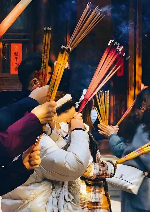 洛阳吕祖庙：女人拔掉别人的香，插上了自己的！最好的祈福是善良