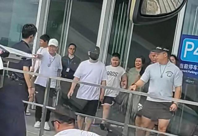 郭德纲一家现身上海，王惠目测有200斤，10岁郭汾阳面部表情怪异