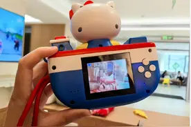 肯德基三丽鸥联名Hello Kitty相机上市 百元潮玩引爆六一消费热潮图片