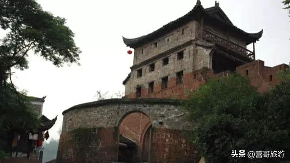 凤凰古城：沱江烟雨里的千年遗梦