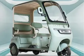 金彭、新日新一代休闲三轮车亮相，自带挡风，大空间，续航100km图片