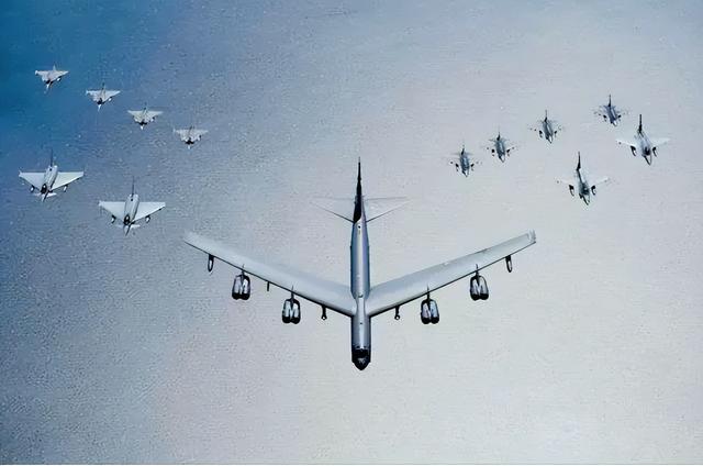 美国不宣而战？B-52H轰炸机起飞升空，上万美军大兵蠢蠢欲动