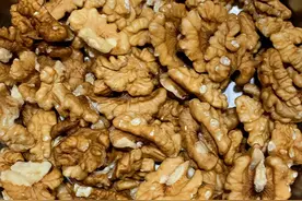 建议老年人，别心疼钱，这6种零食，该吃就吃，腿脚有劲营养高图片