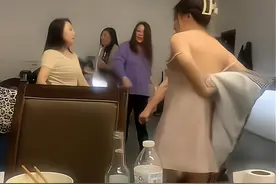 一群美女聚餐，酒后在车库热舞，网友：别人都怕冷她们却嫌热！图片