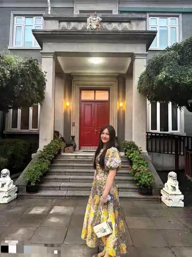 王诗龄夜探自家北京小院！一袭旗袍+静默神情 中式氛围感有点吓人