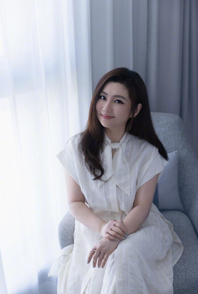 44岁任家萱胖到150斤！带2岁儿子为妹妹庆生，老公从不去家庭聚会