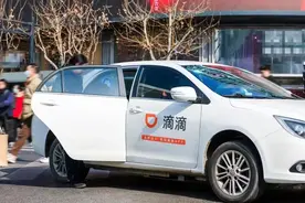 滴滴队长勇追肇事逃逸者 成功拦截并移交滁州交警图片