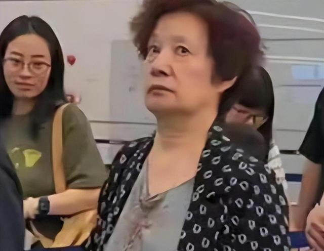 溺爱的代价！女儿赵薇被封杀，丈夫也去世，儿子离婚被分一半财产