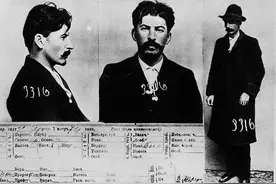 1902年，斯大林被捕入狱时的档案写着：身高约1米62，脸上有麻子图片