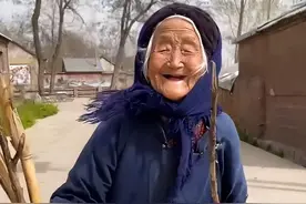 102岁网红小脚奶奶去世，生前健步如飞自称18少女，知情人曝原因图片