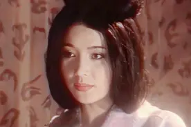 她20岁放弃演戏结婚，孩子2岁被离婚，复出成名2婚丈夫骗她1000万图片