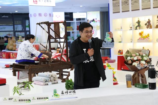 抖音百万粉丝达人“刘皮特”深入襄垣县乡村e镇开展直播带货