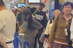 胡歌现身国内机场,身背一米长帆布包,185 身高优势尽显图片