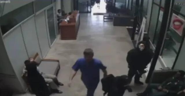 抖音热搜“东南亚第一深情	”？越南大嫂为救男友带枪劫法场？