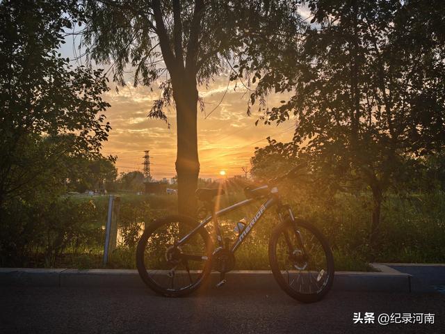 三线城市商丘市中心城区第一个日月湖公园夕阳红
