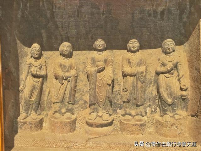 炳灵寺石窟造像跨越千年，石雕泥塑共有，佛道共存