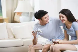 纯爱男孩跳江，童锦程却登上热搜，网友：听他的就不会死！图片