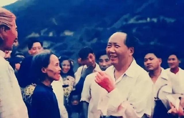 将毛主席遗体敬送韶山安葬，让他落叶归根，入土为安，该多好啊