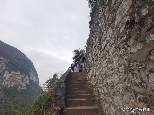 寻找一个最为艰难的躲匪洞，我难到达，土匪也难以到达