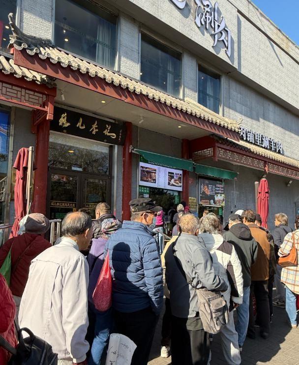 突发！大量日本游客涌入北京，他们不去旅游不吃美食，原因为何？
