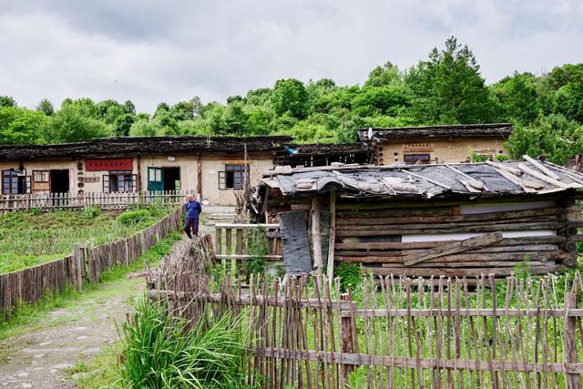 长白山有一座锦江木屋村，已有300多年，遗世独立又充满烟火气息