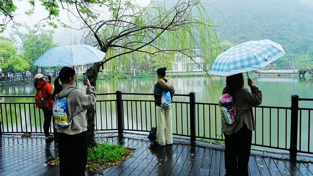 桂林:20000名徒步爱好者漫步美丽的桃花江畔!