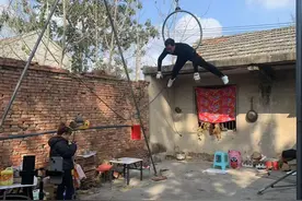 从高空坠落的杂技夫妻图片