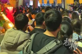 索道排队2小时，爬山1小时！今天超4万人涌入北高峰，灵隐寺吃素面的游客排到后厨门口图片