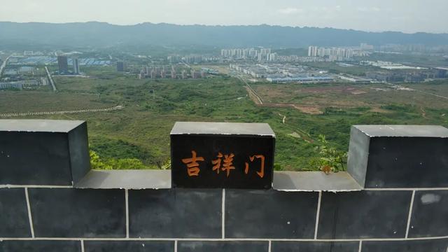 重庆九龙坡有一座明朝大寨，拥有18道城门，相传张献忠在此称帝