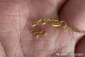 99%的人都戴错了，黄金项链应该这样戴｜之 黄金m字扣的正确戴法图片