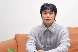 三只羊新年合照曝光！签约主播已达7位，小杨哥居C位，小黄缺席图片