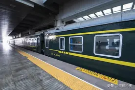 火车下铺归谁所有，中铺上铺乘客可以坐吗？官方的解释合理不合情图片