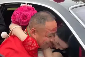 结婚现场，公公抱儿媳妇下车，面对独特的风俗，我们怎么办？图片