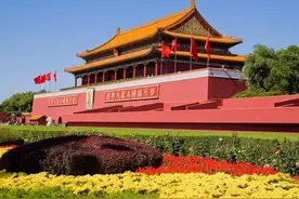 天安门的设计者是谁？为何取名天安门？两边的横幅标语是谁写的？图片