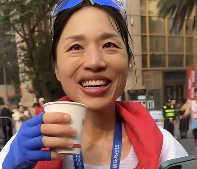 张水华也没想到，离春节不到一个月，白岩松竟因一个举动口碑暴增