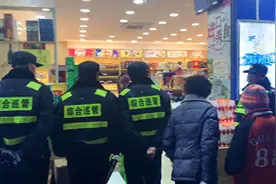 上海城管队员持续对一店铺瞪眼执法？城管部门回应：系第三方外包人员图片