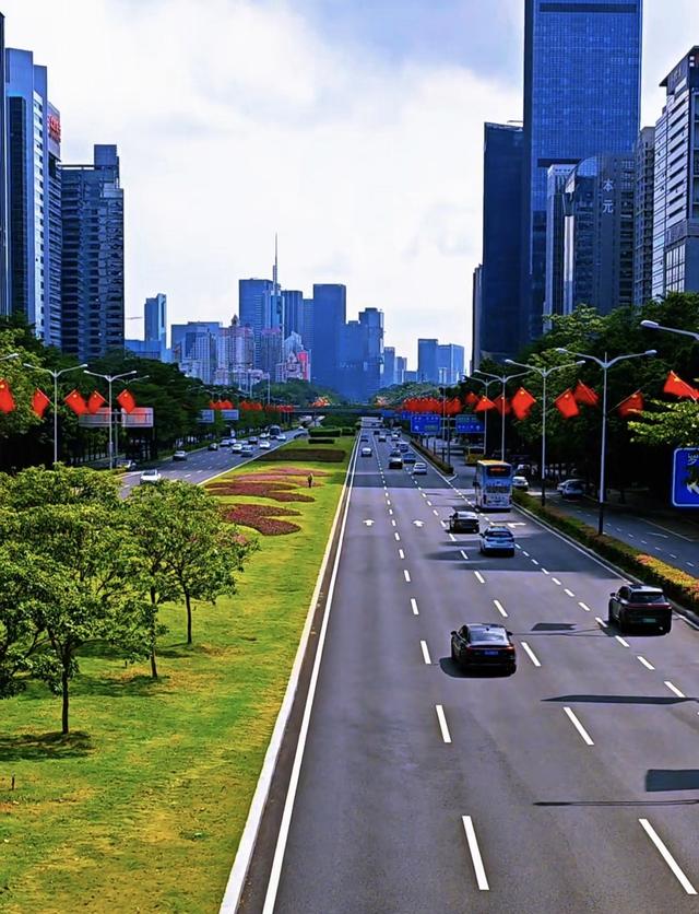 国庆第一天打卡深圳景观大道深南大道，车这么少太安静了！