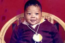 24年前，上海奶奶抱养了黑人弃婴，费力养大他，现状让人唏嘘图片