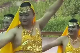 笑死了！六一汇演爸爸们在台上激情汇演，我却笑死在评论区！图片