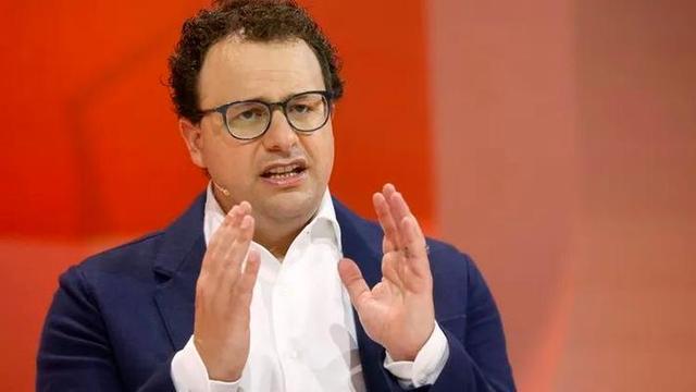 美国巨头“反华言论”引爆内乱！核心华裔天才带头出走，谷歌接手