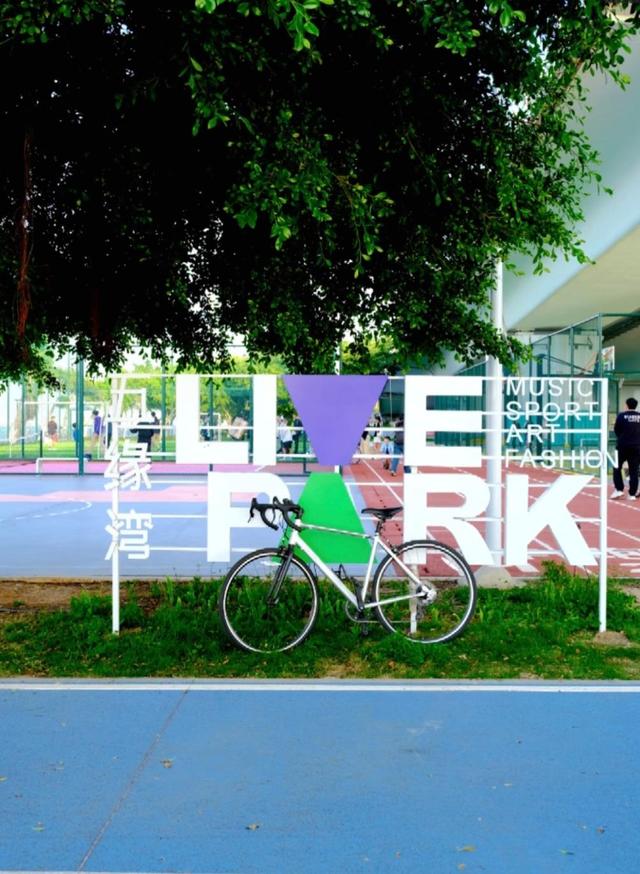 厦门五缘湾桥墩体育公园，市民可尽享海边的宁静与运动带来的活力